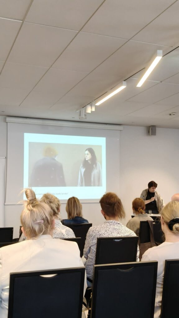 ekran projektora i widownia konferencji