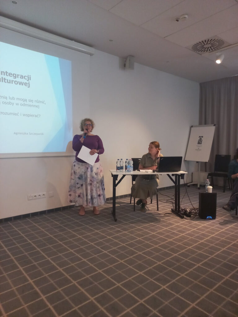 ekran i dwie kobiety prowadzące konferencję