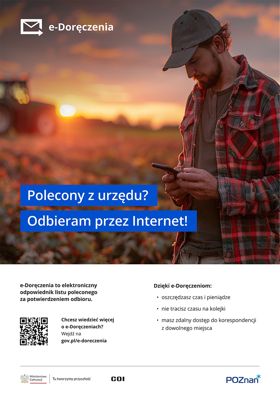 mężczyzna w czapce czytający coś na telefonie. Informacje o e-Doręczeniach, kod QR: gov.pl/e-doreczenia