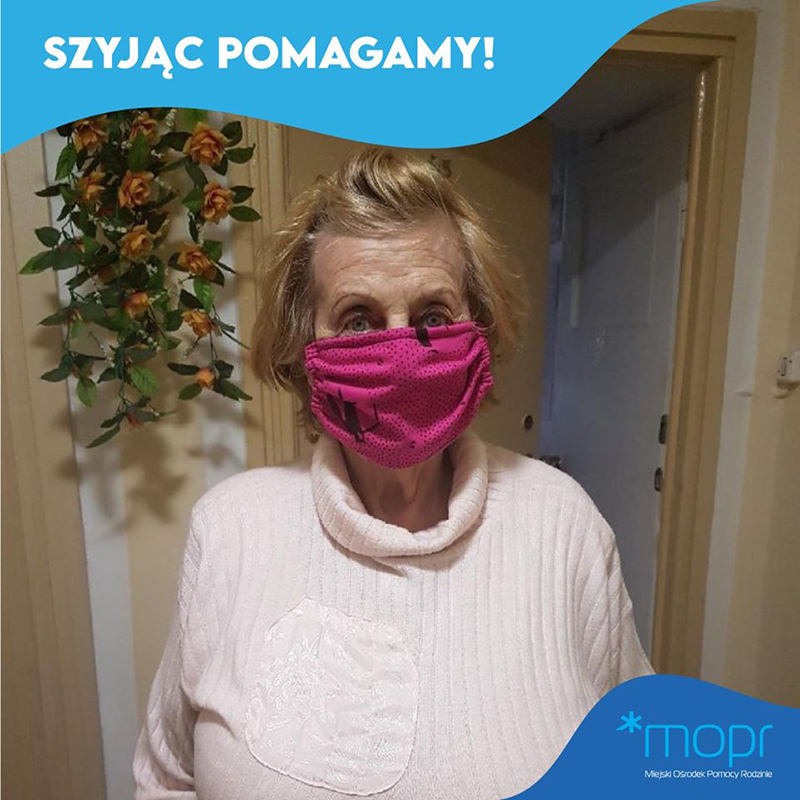 Szyjąc pomagamy - kobieta w maseczce