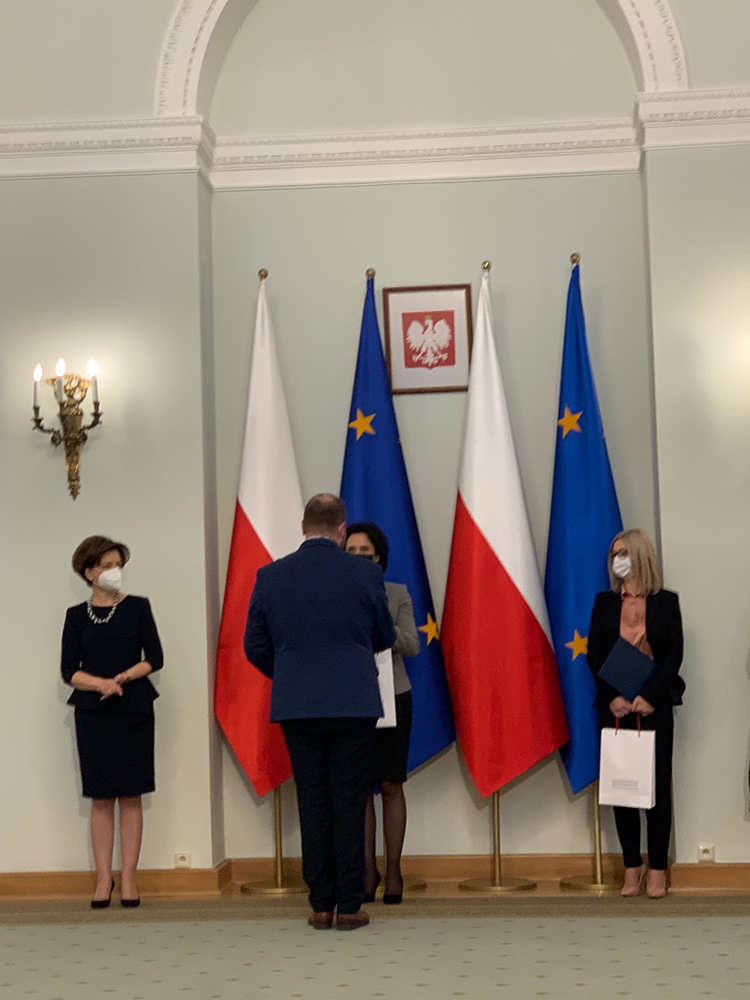 Moment wręczenia dyplomu