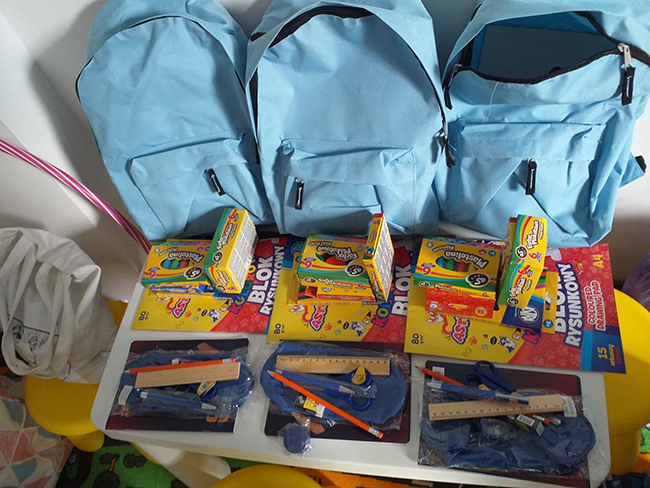 Trzy jasnoniebieskie plecaki stoją obok siebie