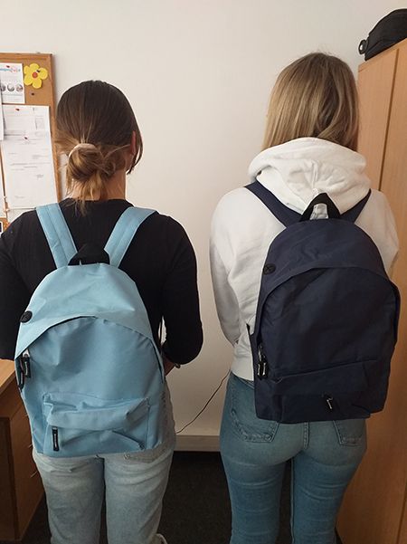 . Dwie dziewczyny z plecakami