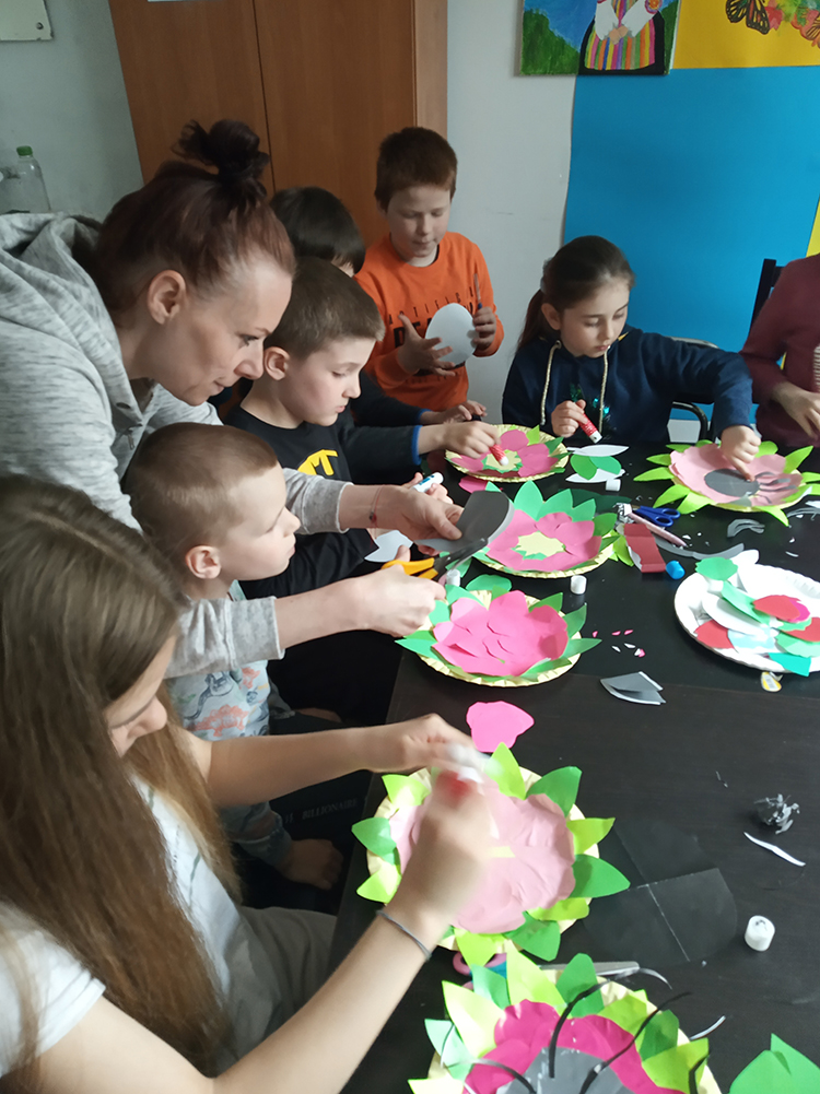 Dzieci robią kwiaty z papieru