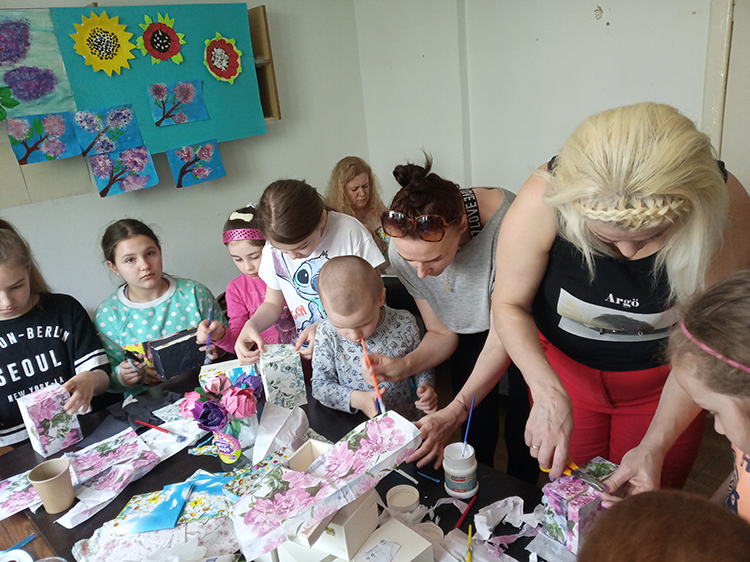 2 kobiety i dzieci ozdabiają szkatułki